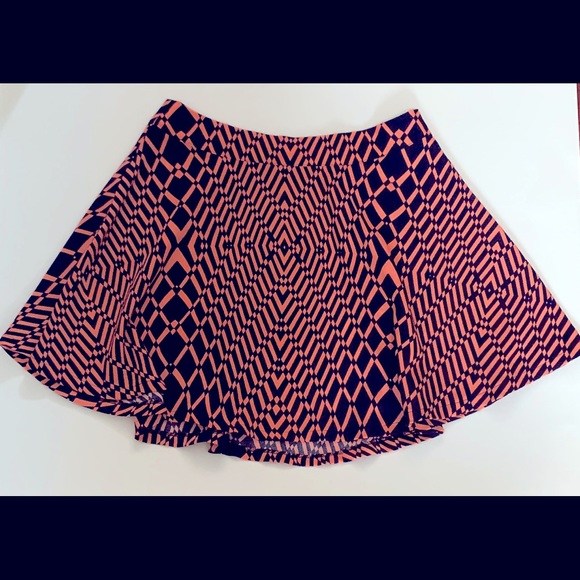blu pepper abstract above knee skirt. Like new. - Picture 2 of 16